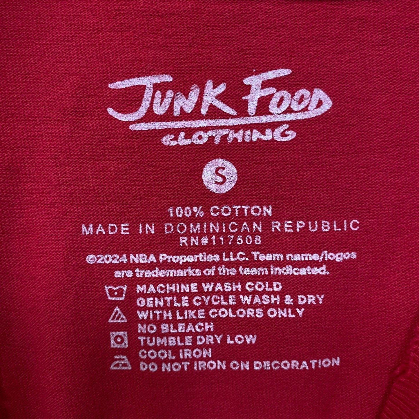 Junk Food Clothing NBA Chicago Bulls Crest Vintage Style Tee Small