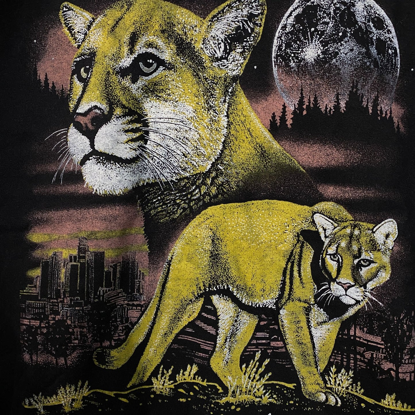Mountain Lion airbrush Crewneck size XL