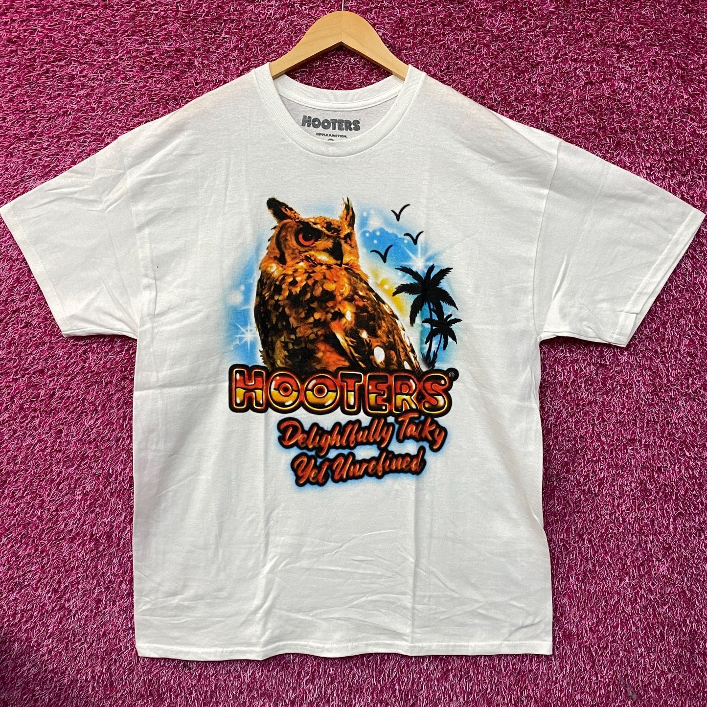 Hooters Delightfully Tacky Yet Unrefined T-Shirt XL