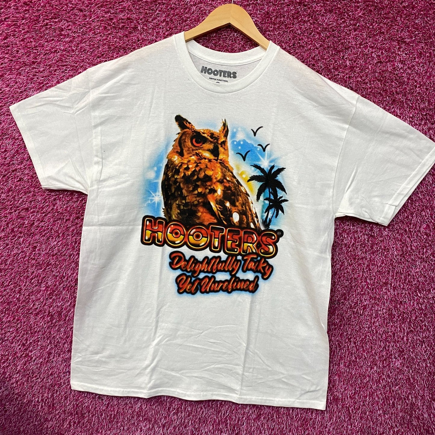 Hooters Delightfully Tacky Yet Unrefined T-Shirt XL