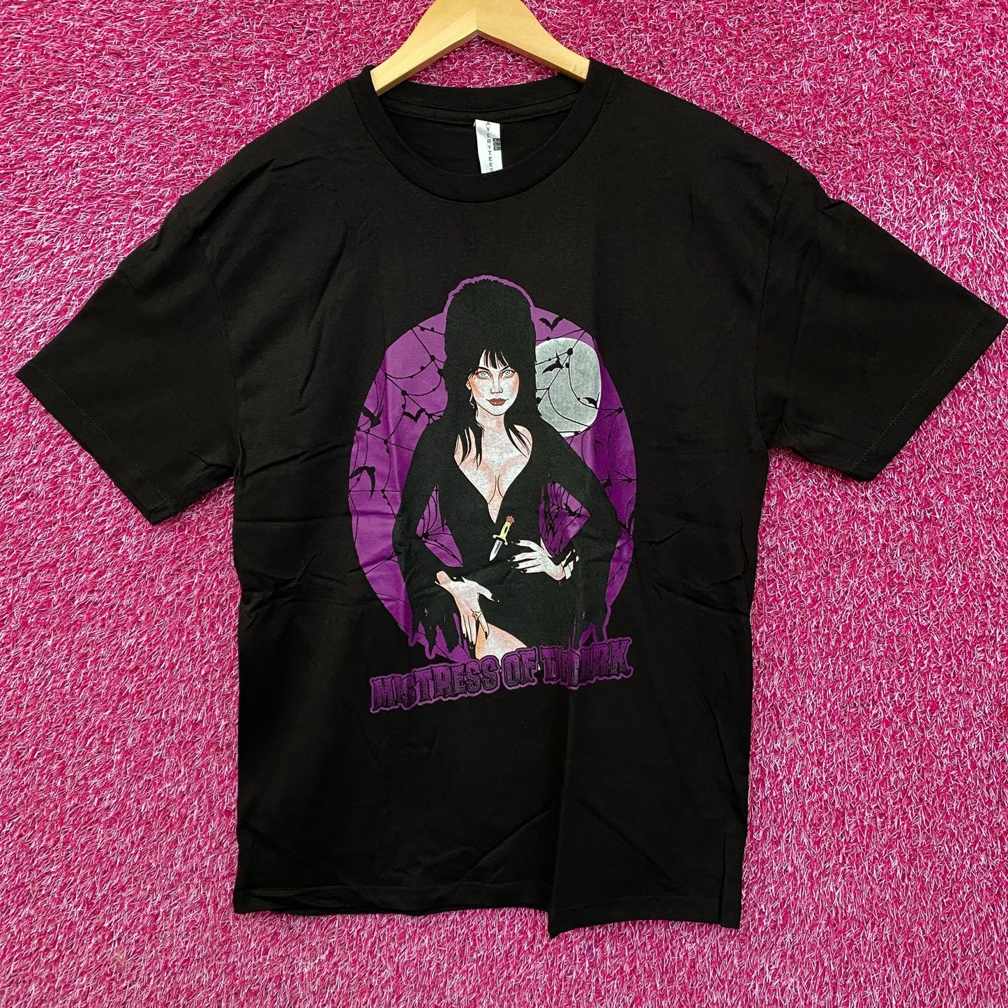 Elvira Mistress of the Dark Graphic T-Shirt Large
