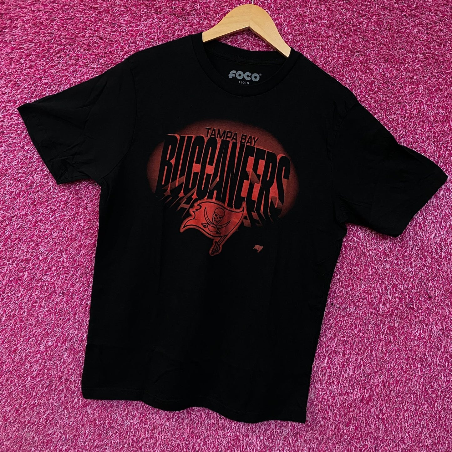 FOCO NFL Tampa Bay Buccaneer Team Logo Graphic T-Shirt Large