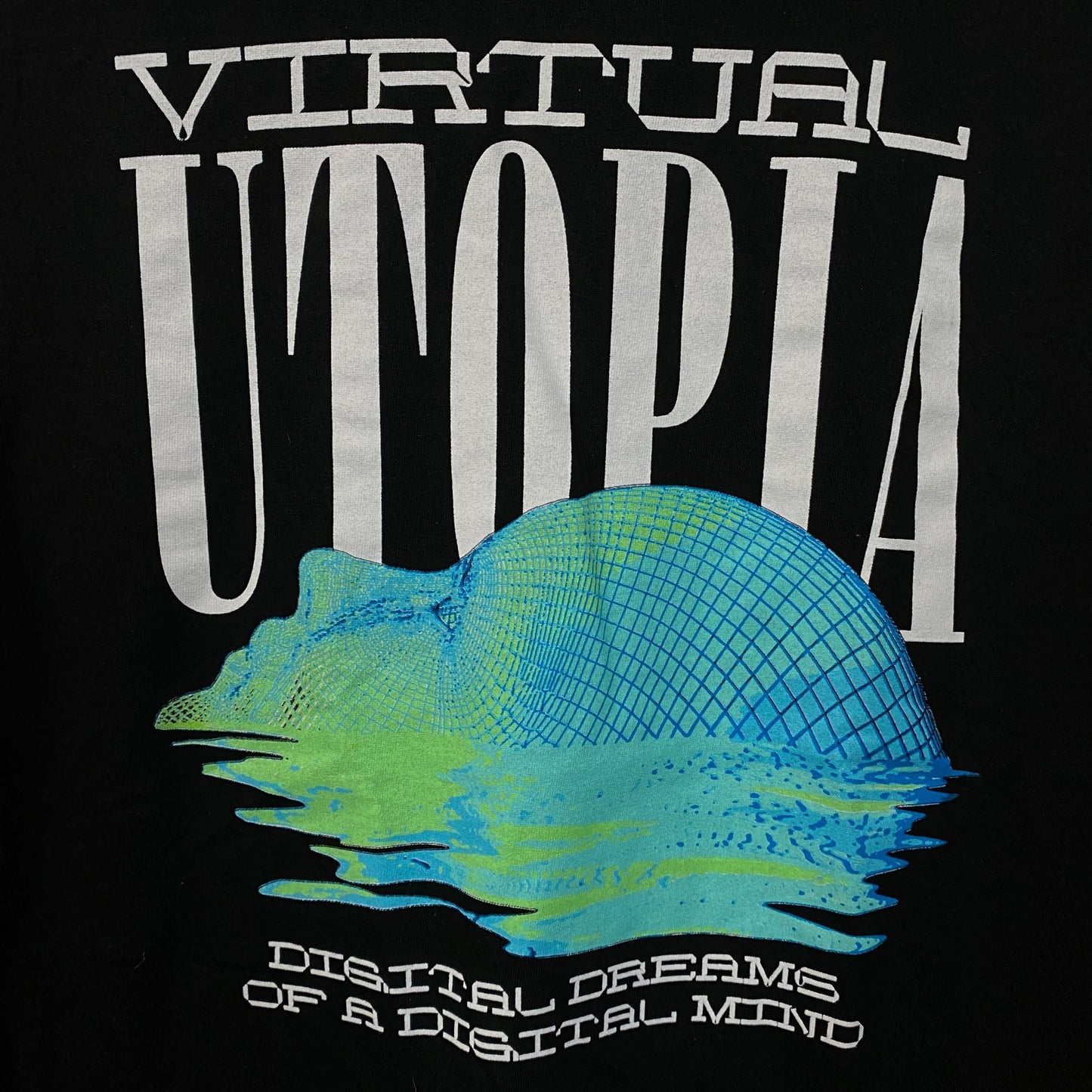 Fashion Nova Virtual Utopia Graphic T-Shirt Medium