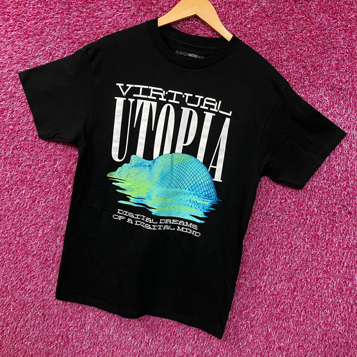 Fashion Nova Virtual Utopia Graphic T-Shirt Medium
