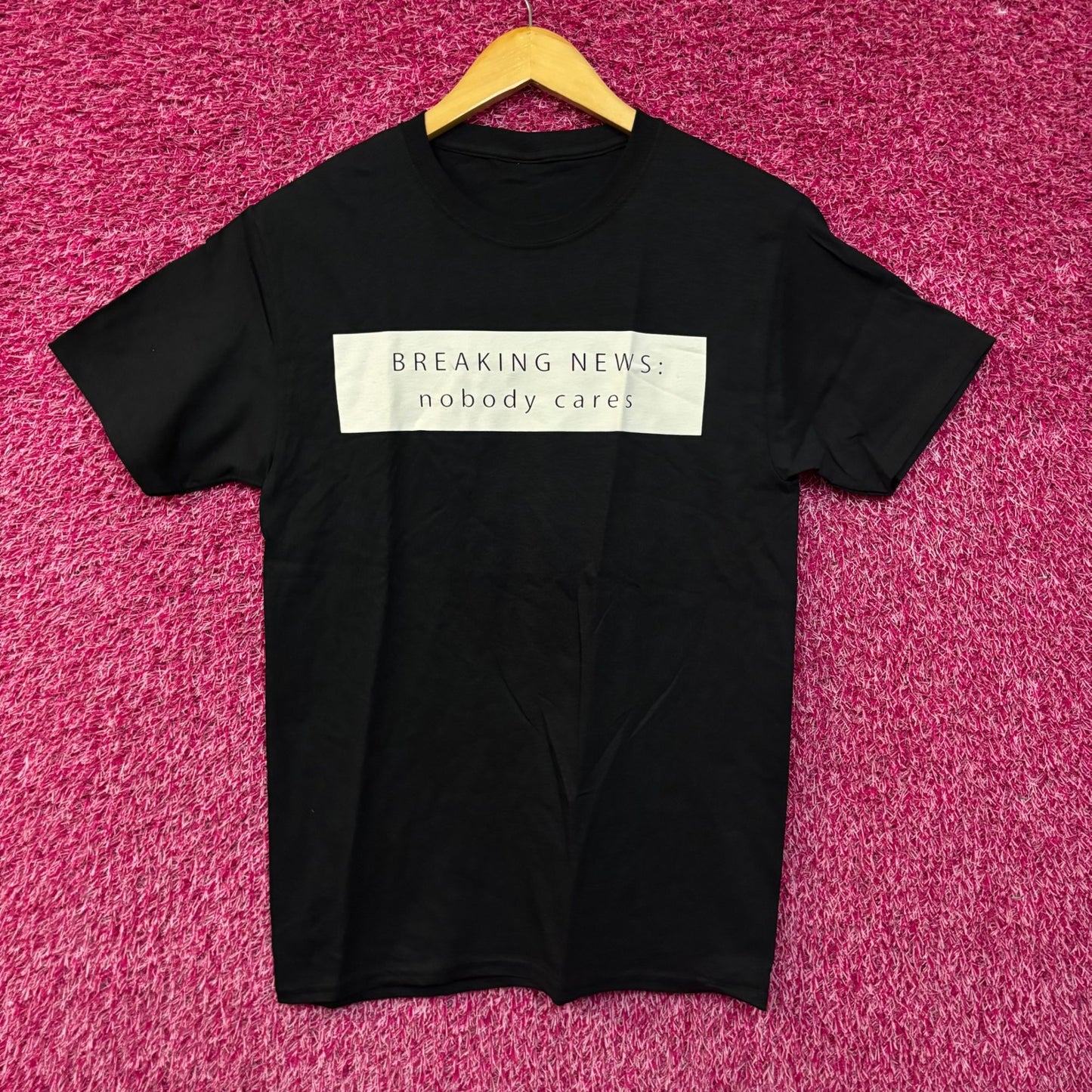 Breaking News: Nobody Cares graphic T-Shirt Small