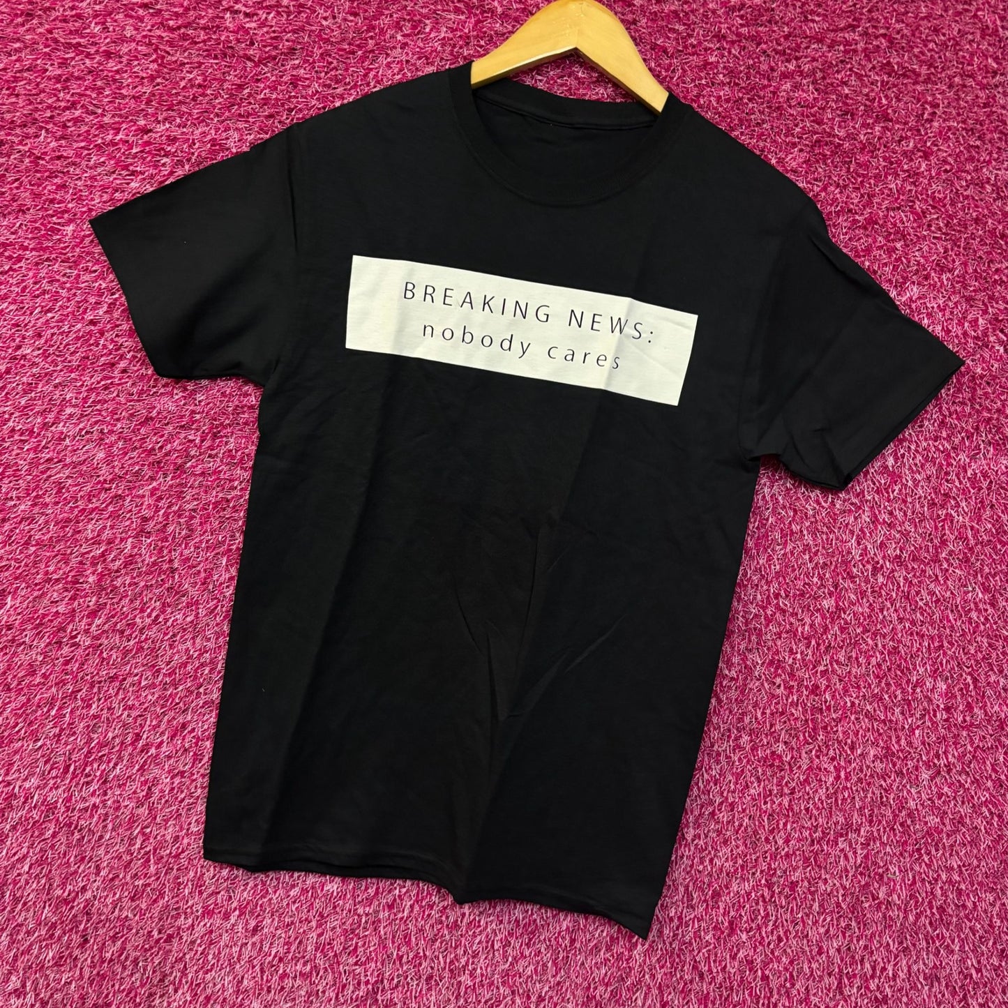 Breaking News: Nobody Cares graphic T-Shirt Small