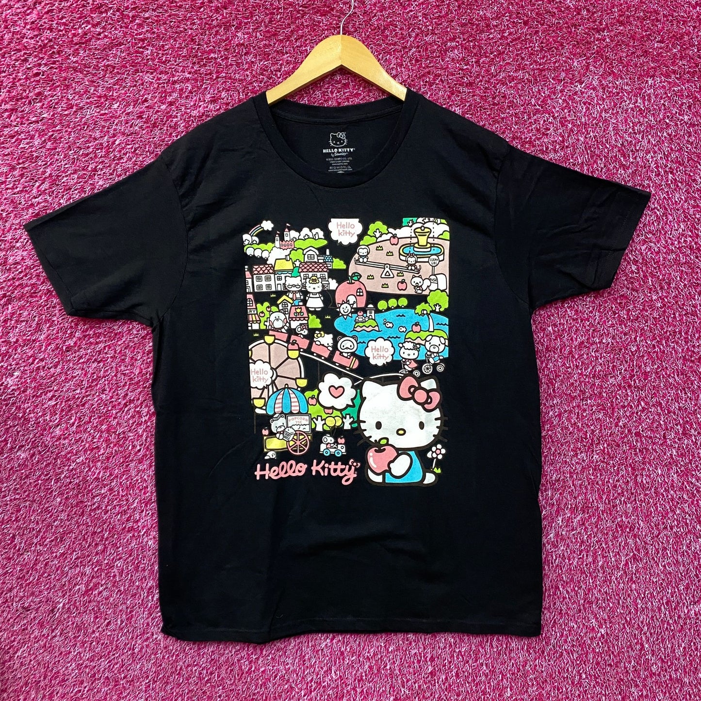 Sanrio Hello Kitty Family in Town Hello Kitty Town Bioworld T-Shirt XL