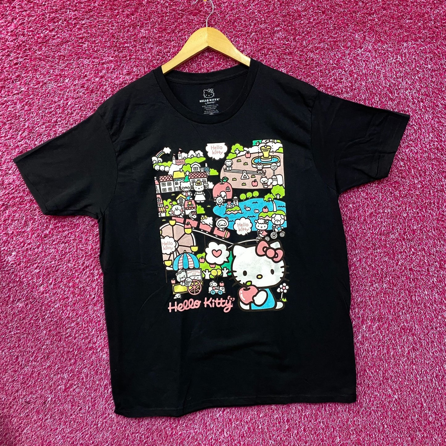 Sanrio Hello Kitty Family in Town Hello Kitty Town Bioworld T-Shirt XL