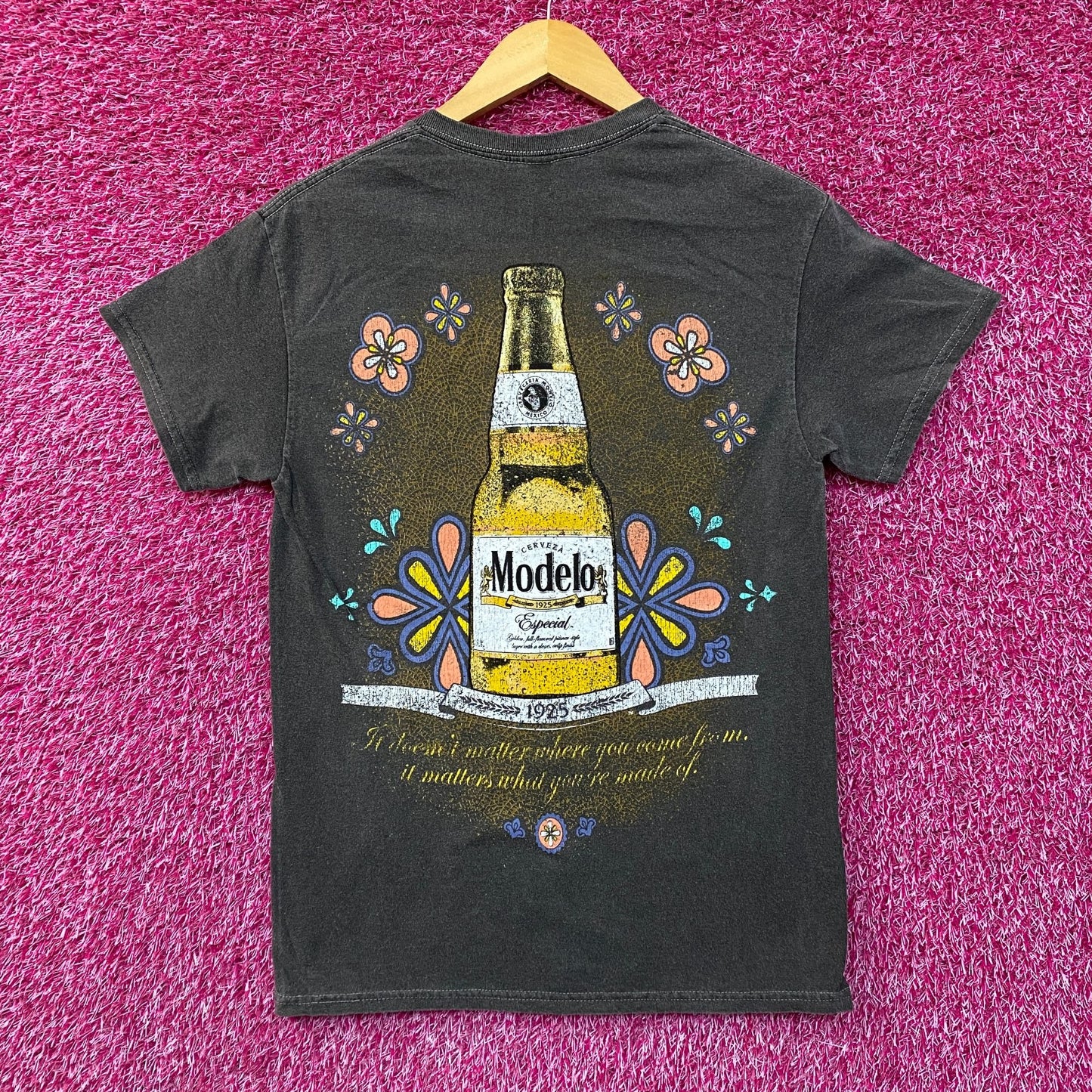 Modelo Especial Beer Bottle Promo T-Shirt Small