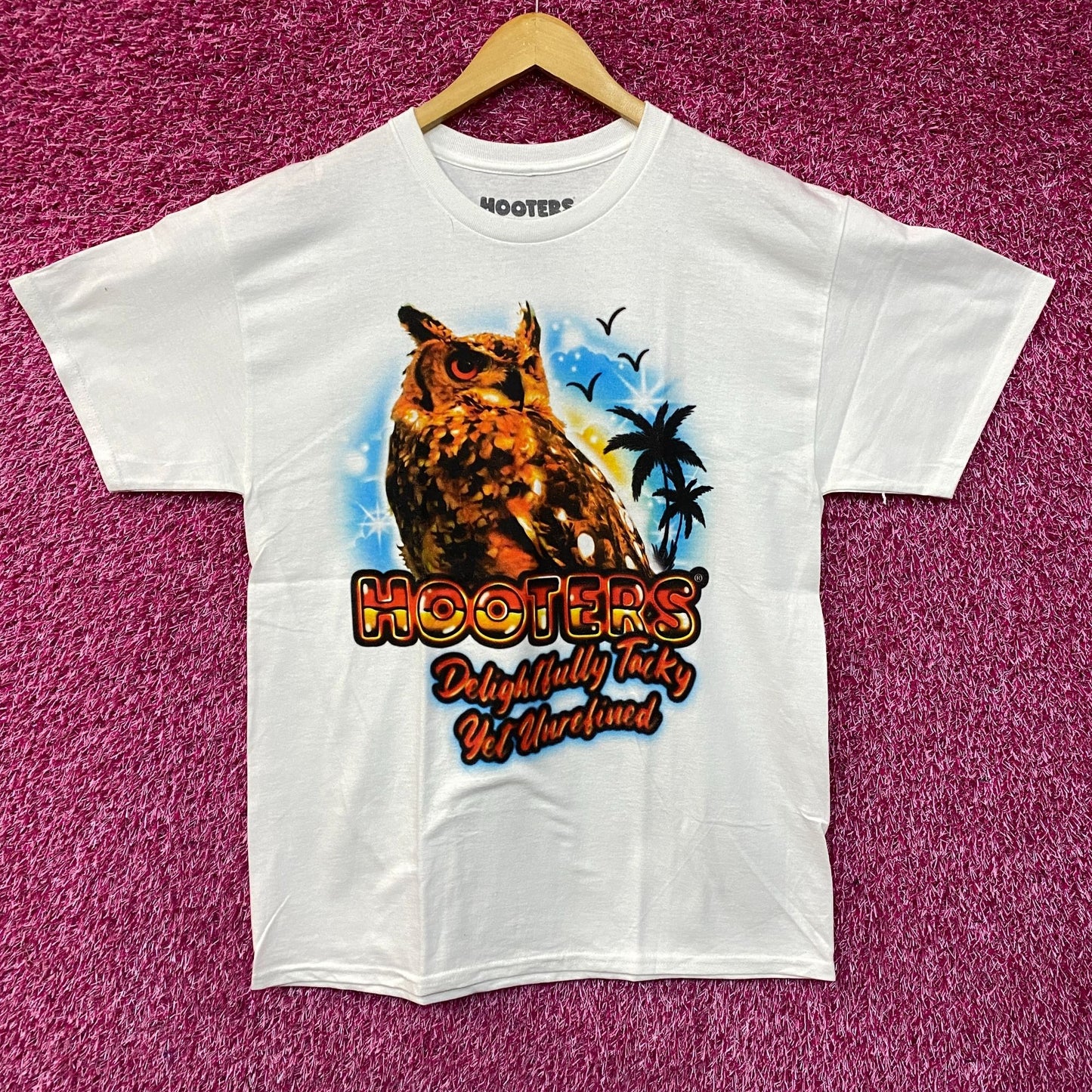 Hooters Delightfully Tacky Yet Unrefined T-Shirt Large