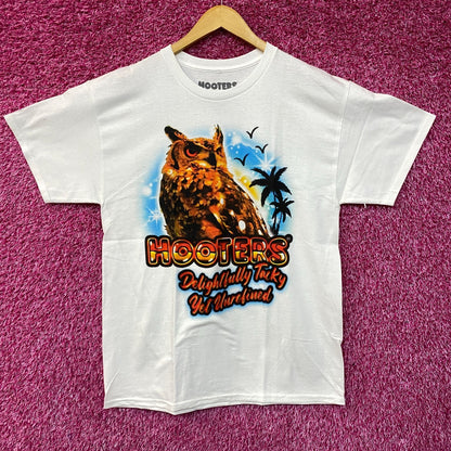 Hooters Delightfully Tacky Yet Unrefined T-Shirt Large