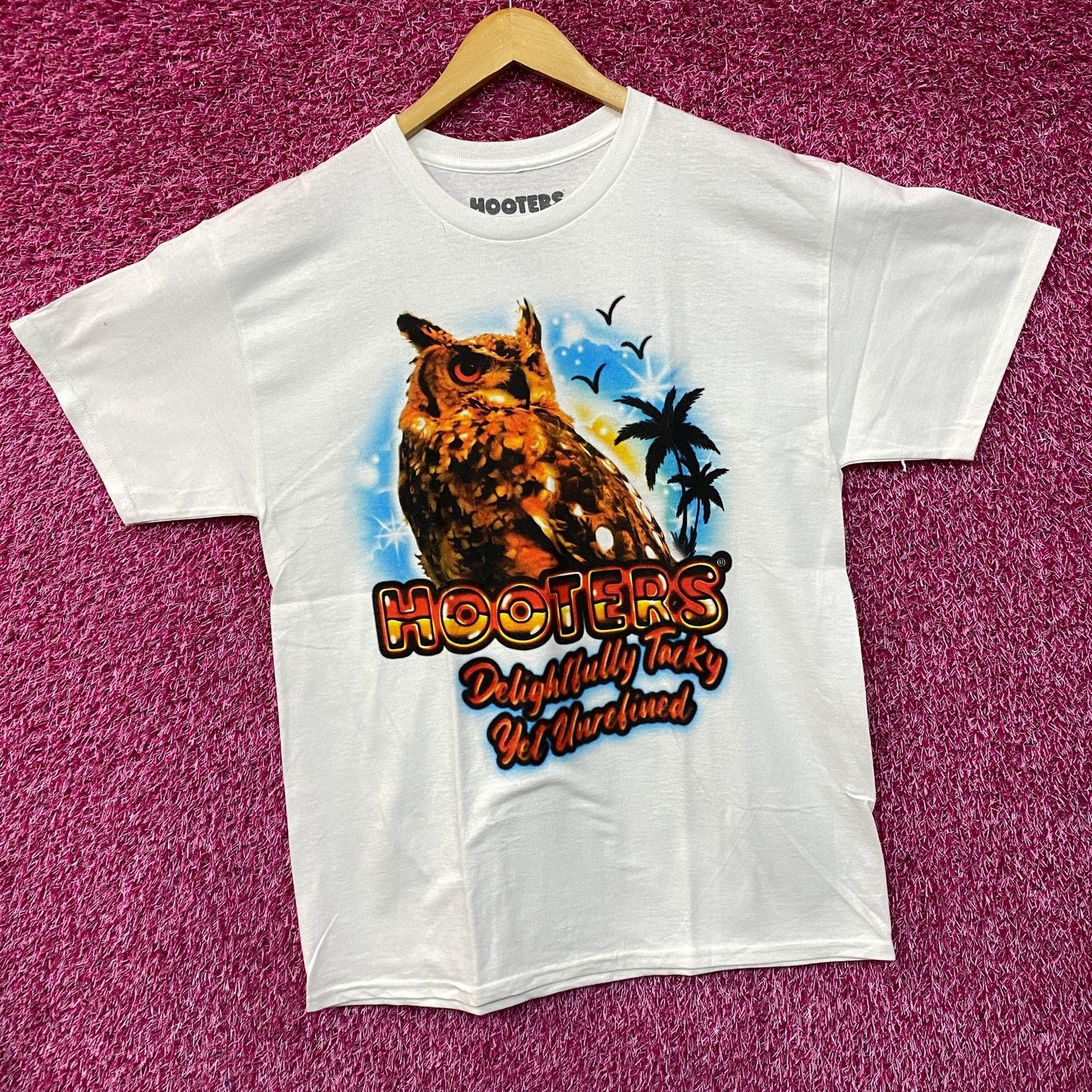 Hooters Delightfully Tacky Yet Unrefined T-Shirt Large