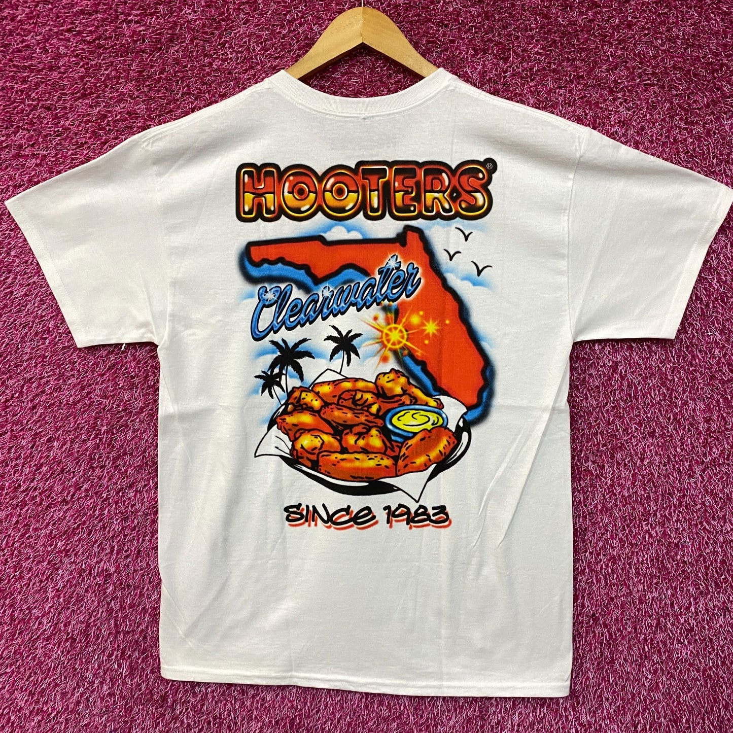 Hooters Delightfully Tacky Yet Unrefined T-Shirt Large
