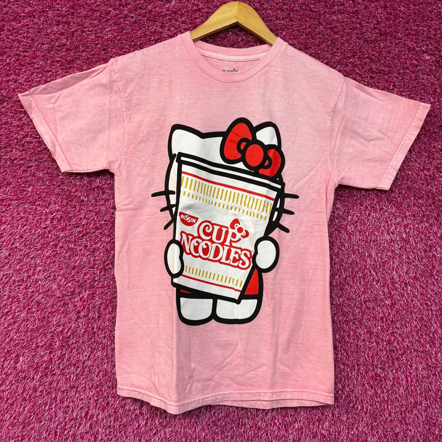 Sanrio Hello Kitty x Nissin Cup Noodles Pink T-Shirt Small
