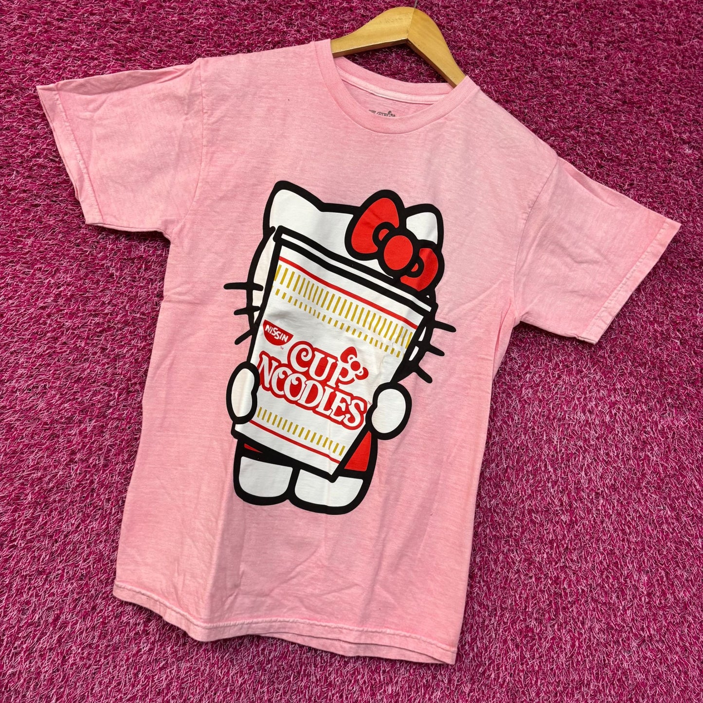 Sanrio Hello Kitty x Nissin Cup Noodles Pink T-Shirt Small