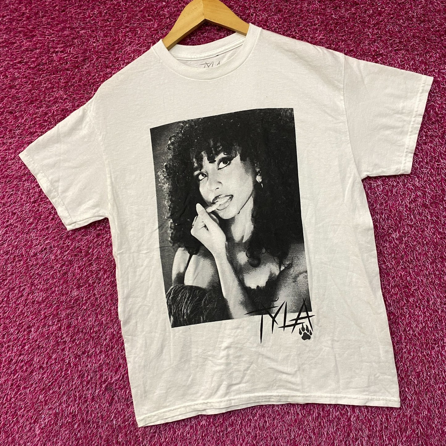 Tyla We Wanna Party Album Poster T-Shirt Small