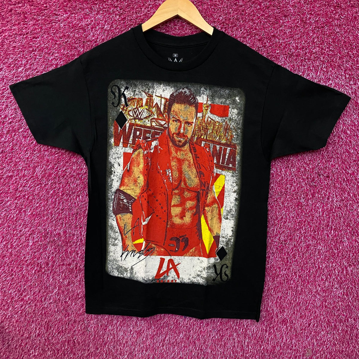 WWE LA Knight WrestleMania Card Graphic T-Shirt Medium
