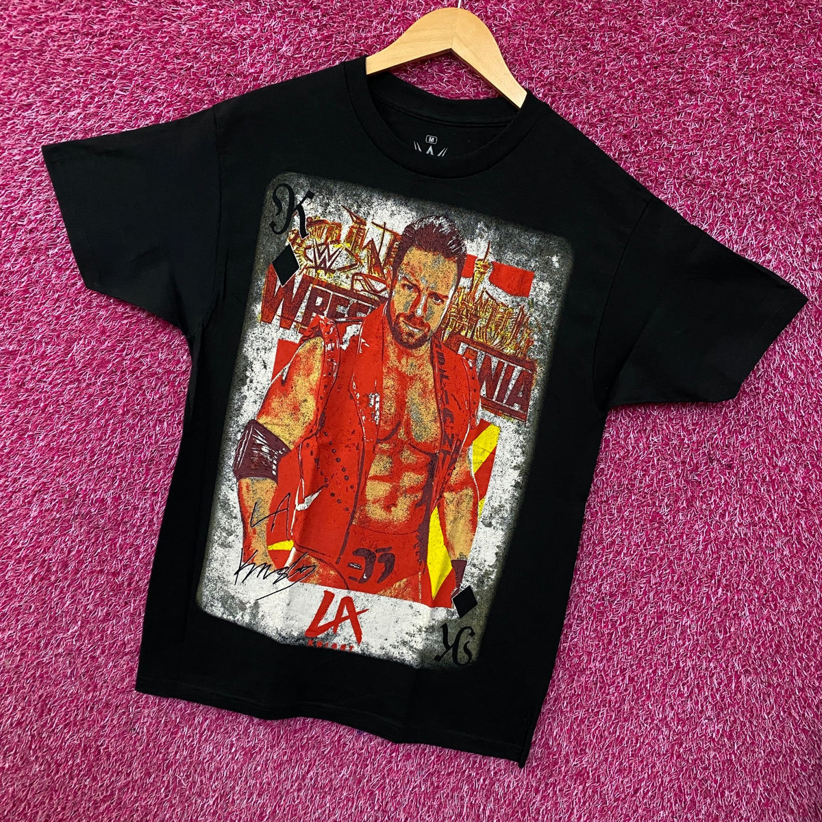 WWE LA Knight WrestleMania Card Graphic T-Shirt Medium
