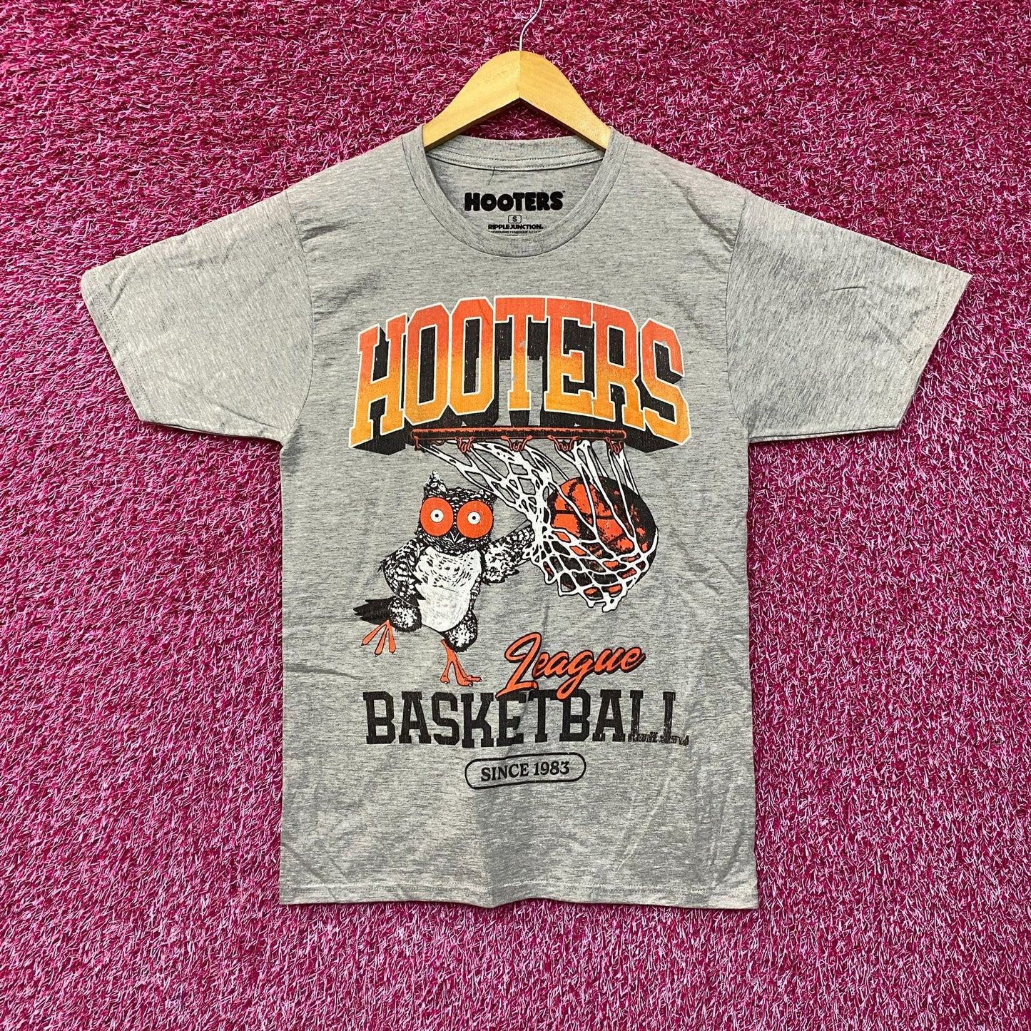Hooters League Basketball Since 1983 Retro Style T-Shirt Small