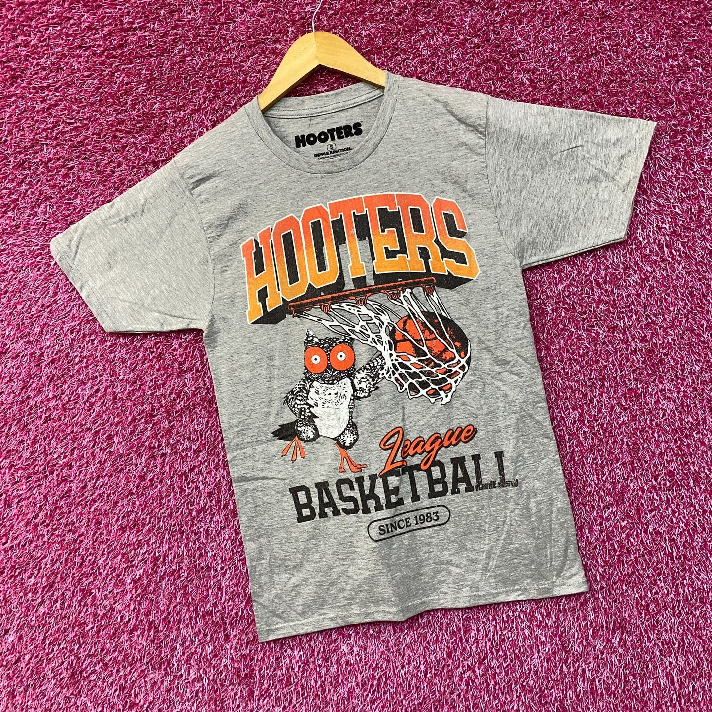 Hooters League Basketball Since 1983 Retro Style T-Shirt Small
