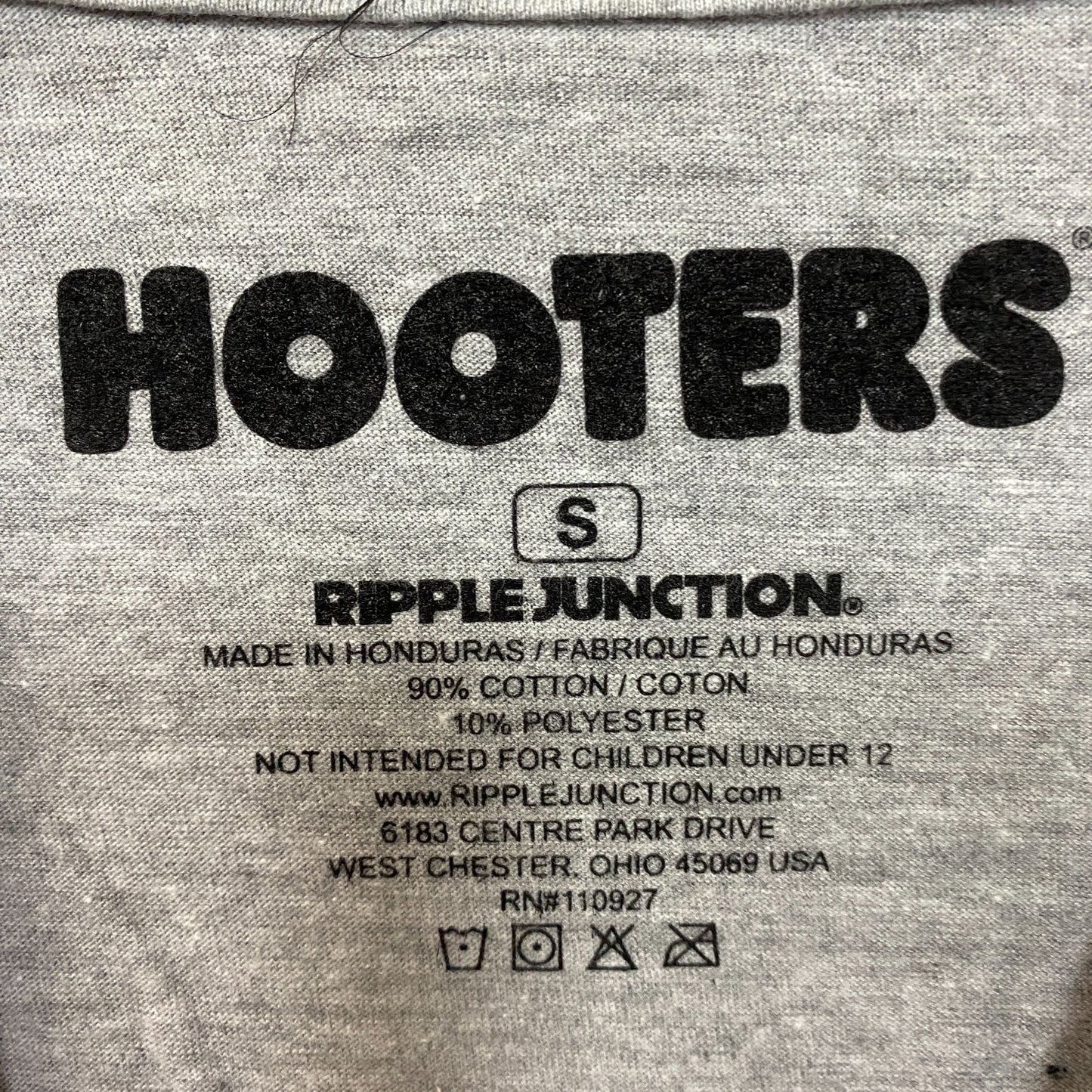 Hooters League Basketball Since 1983 Retro Style T-Shirt Small