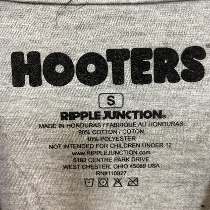 Hooters League Basketball Since 1983 Retro Style T-Shirt Small