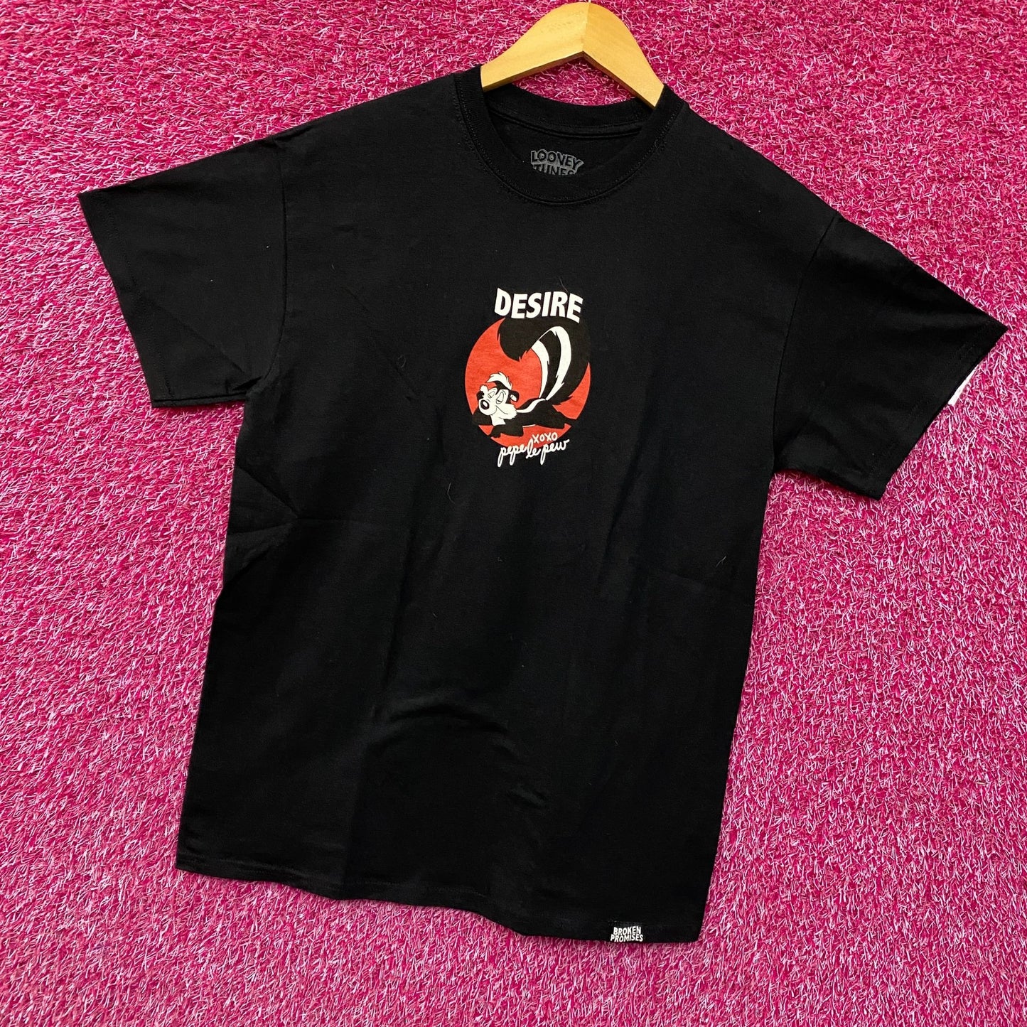 Looney Tune Pepe Le Pew Desire XOXO T-Shirt Medium