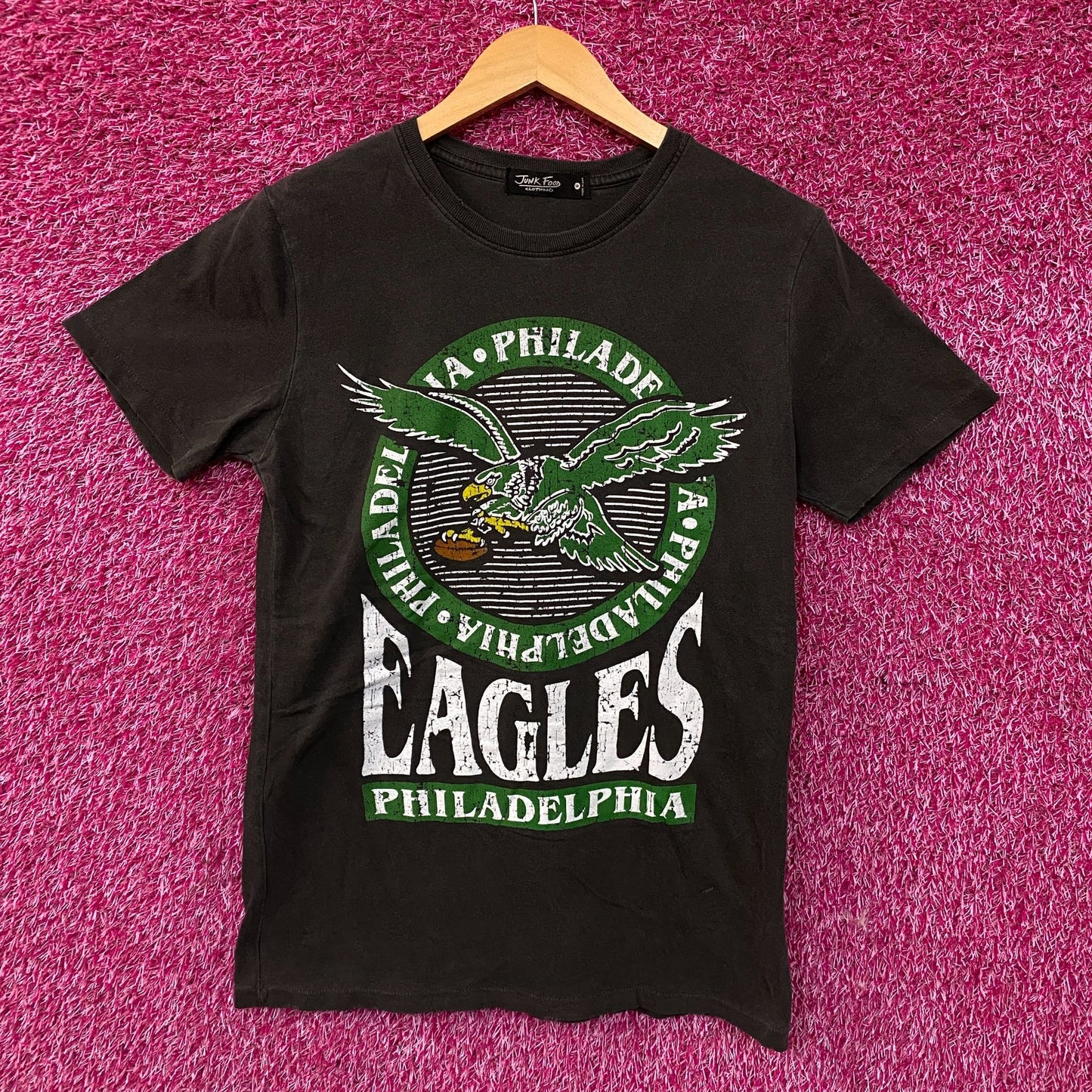Junk Food Clothing Philadelphia Eagles Crest Vintage Style Tee Small