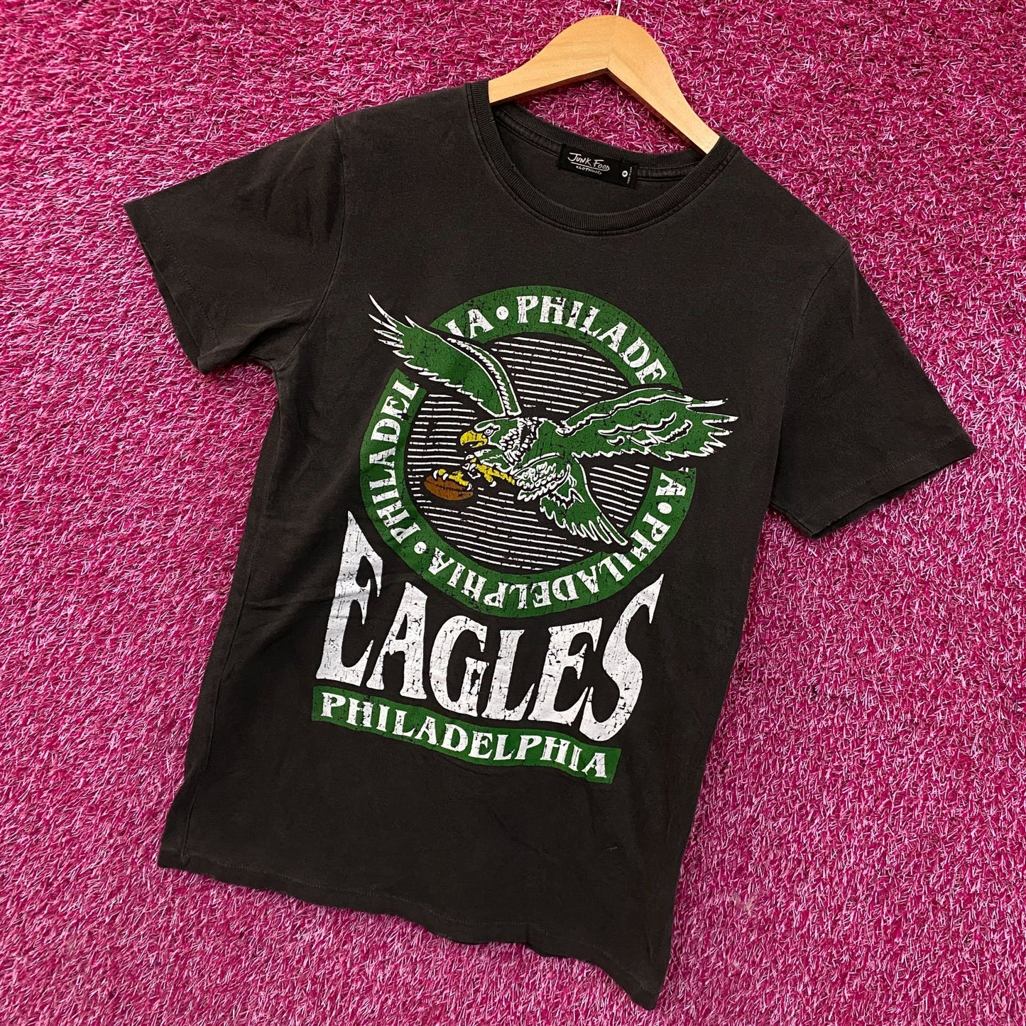 Junk Food Clothing Philadelphia Eagles Crest Vintage Style Tee Small