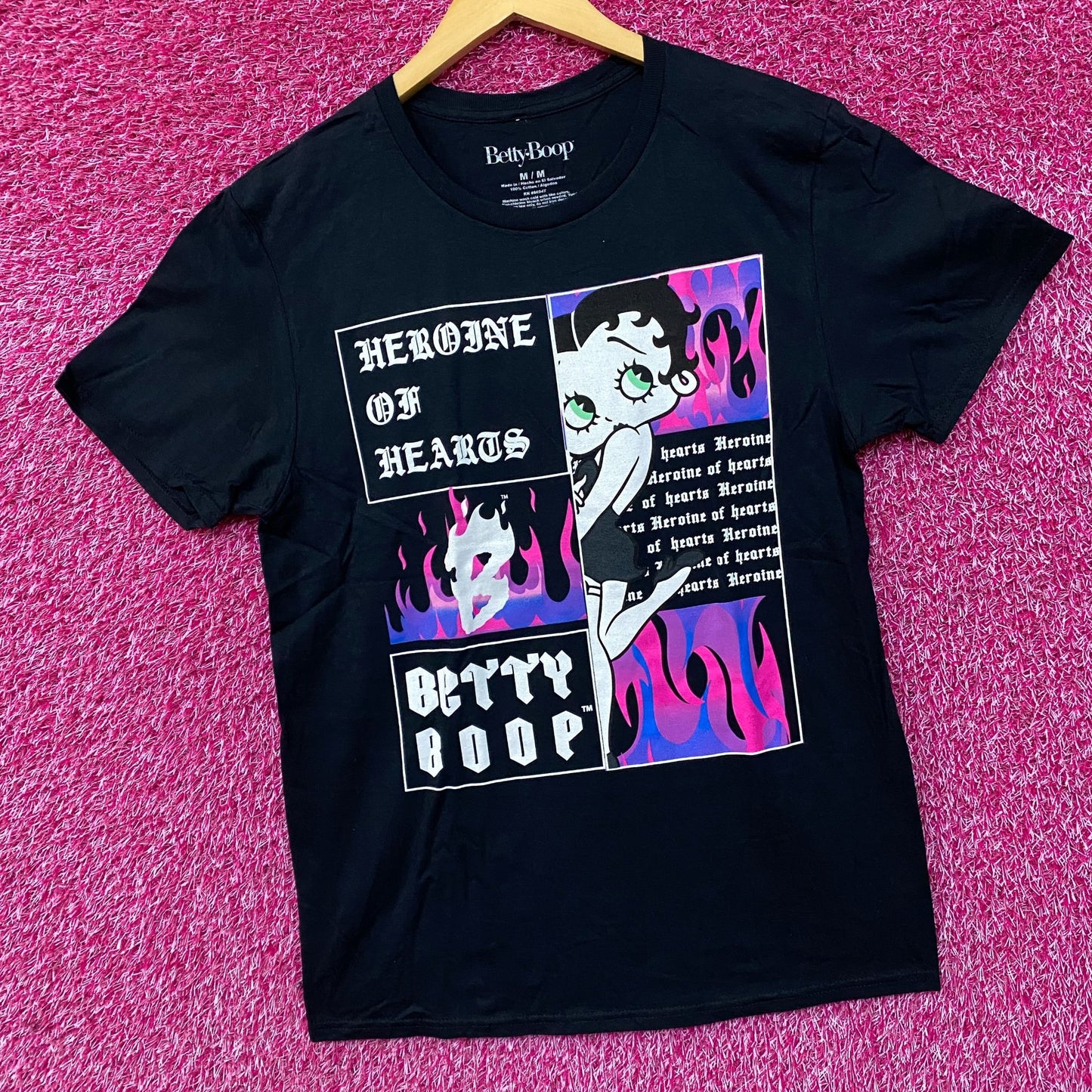 Betty Boop Heroine Of Hearts Graphic Design T-Shirt Medium