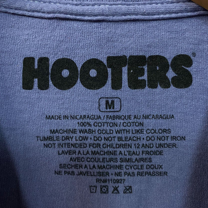 Hooters "Art Collectors Club" Graphic T-Shirt Medium