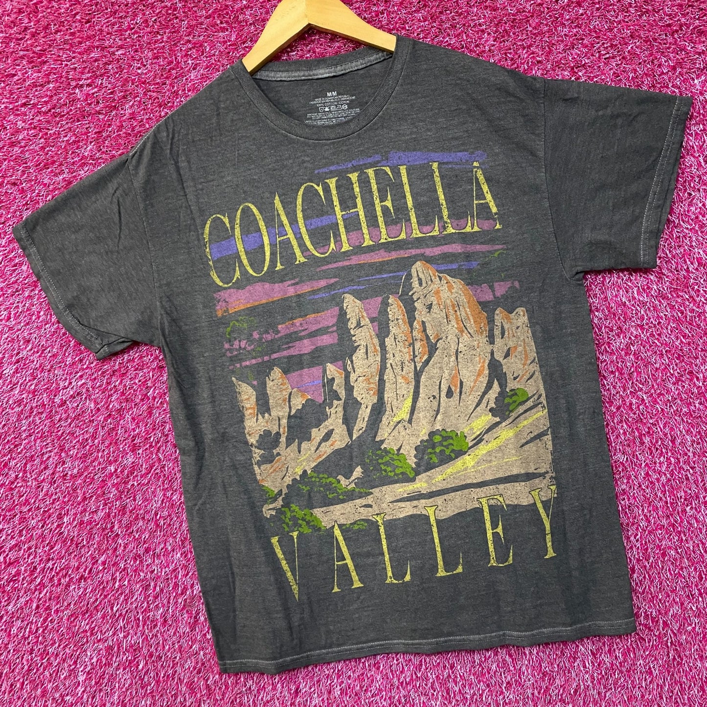 Coachella Valley Vintage-Style Graphic Design T-Shirt Medium