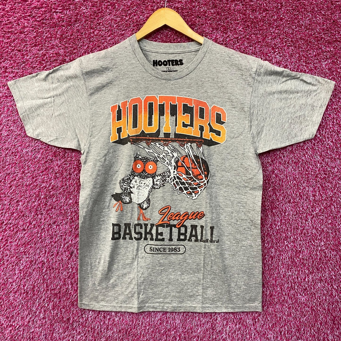 Hooters League Basketball Since 1983 Retro Style T-Shirt Large