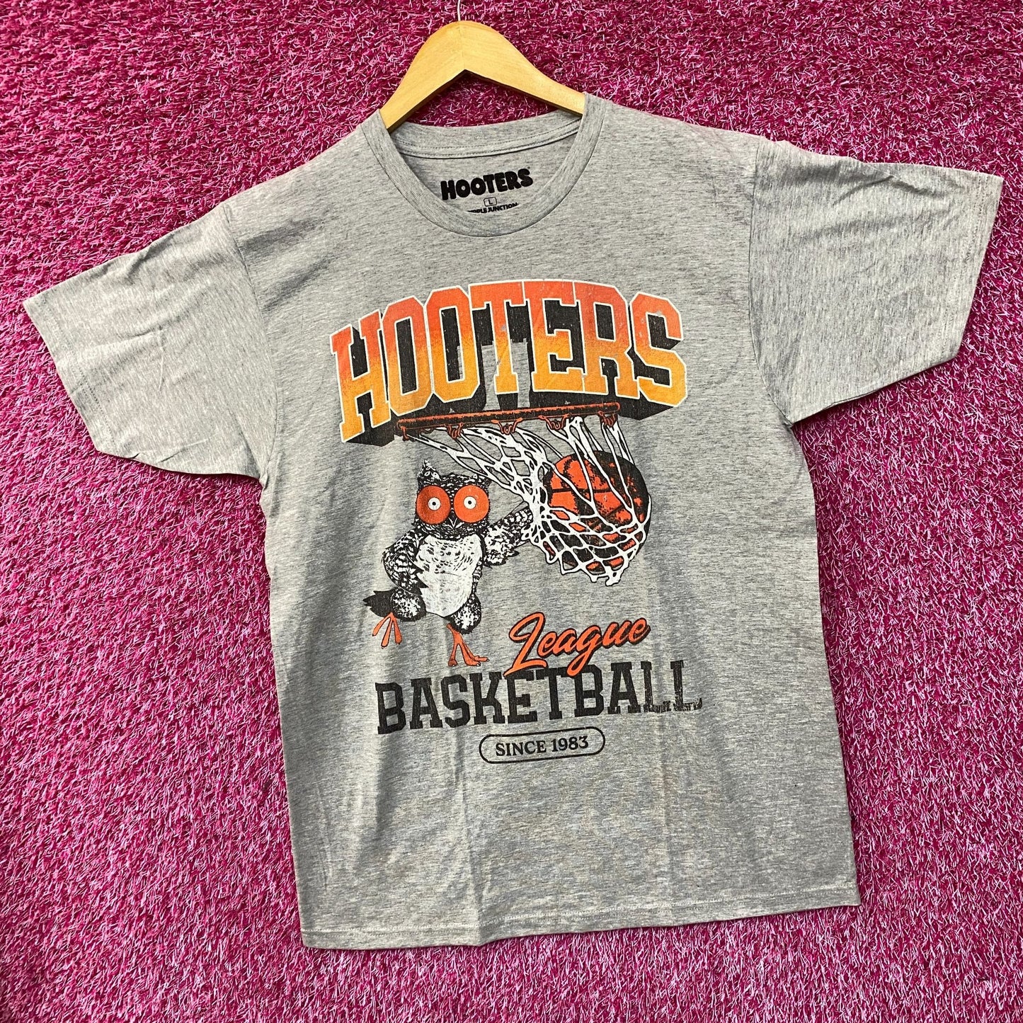 Hooters League Basketball Since 1983 Retro Style T-Shirt Large