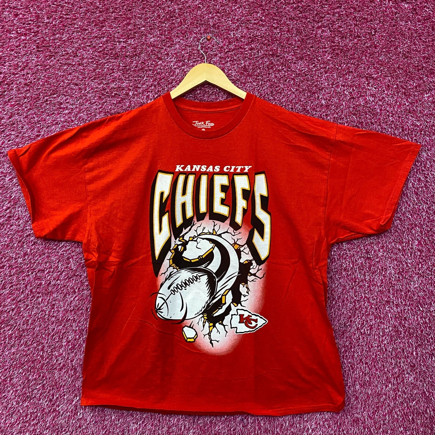 Junk Food NFL Kansas City Chiefs Break Through T-Shirt XL