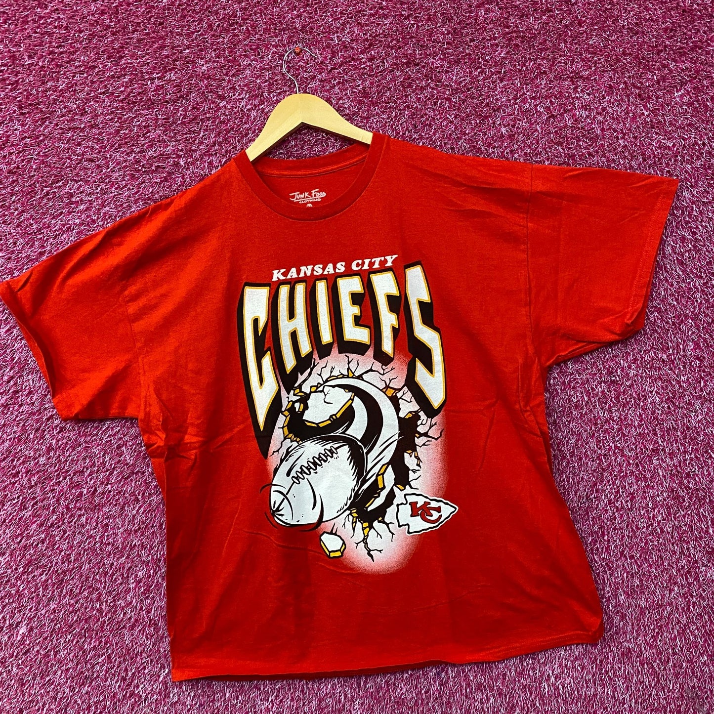 Junk Food NFL Kansas City Chiefs Break Through T-Shirt XL