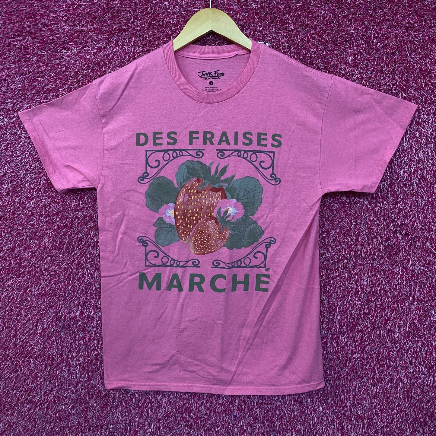 Junk Food Des Fraises Marché Cute Graphic T-Shirt Small