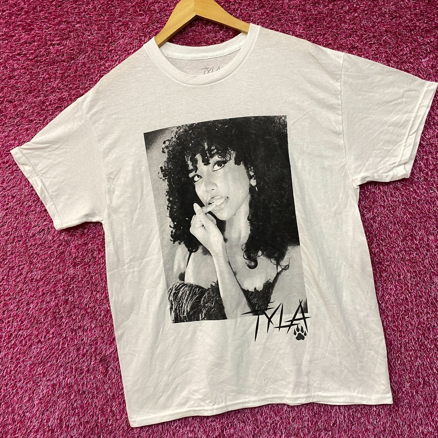 Tyla We Wanna Party Album Poster T-Shirt Medium