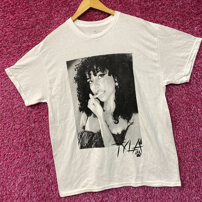 Tyla We Wanna Party Album Poster T-Shirt Medium