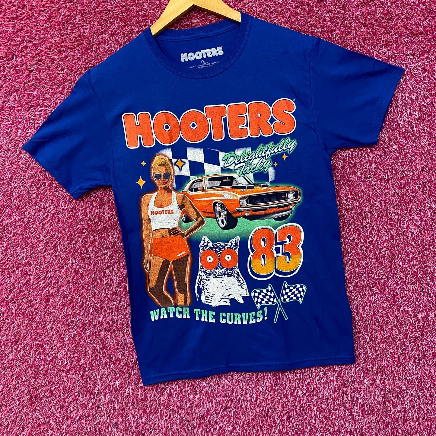 Hooters Delightfully Tacky Racing 83 Watch The Curves T-shirt Small