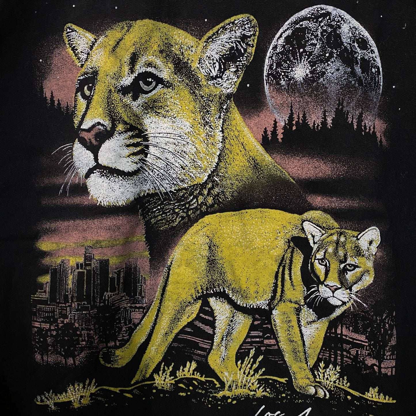 Mountain Lion airbrush Crewneck size XL