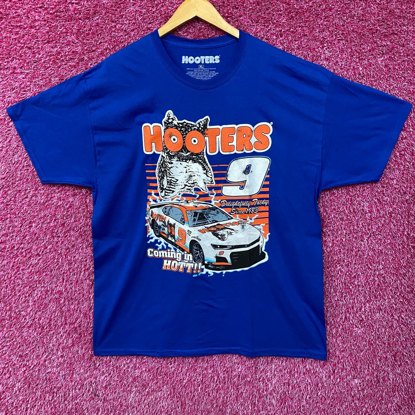 Hooters Coming In Hot Delightfully Tacky Since 1983 T-Shirt XL