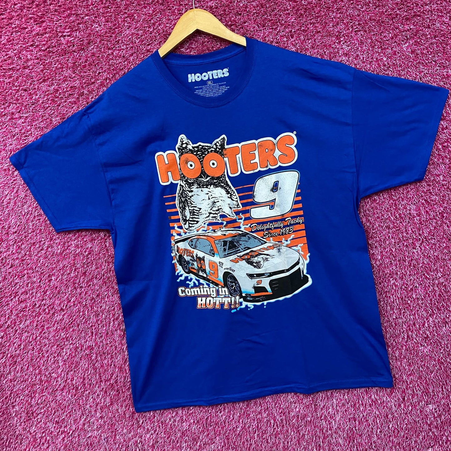 Hooters Coming In Hot Delightfully Tacky Since 1983 T-Shirt XL