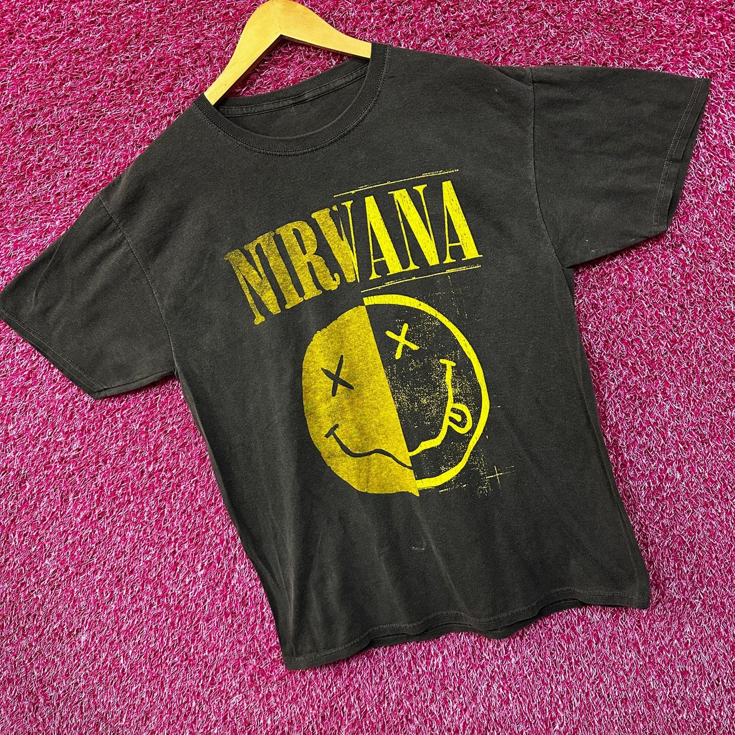 Nirvana Never mind Smiley Grunge Tshirt size Large