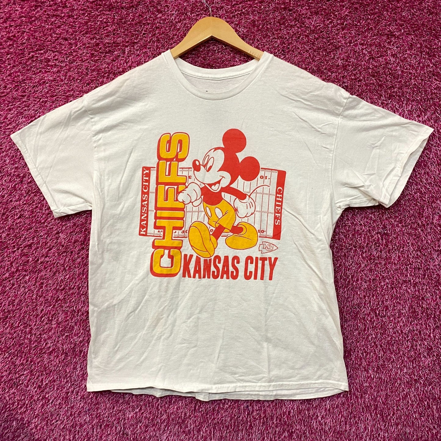 Disney x Junk Food NFL Kansas City Chiefs Mickey Mouse Field T-Shirt Large