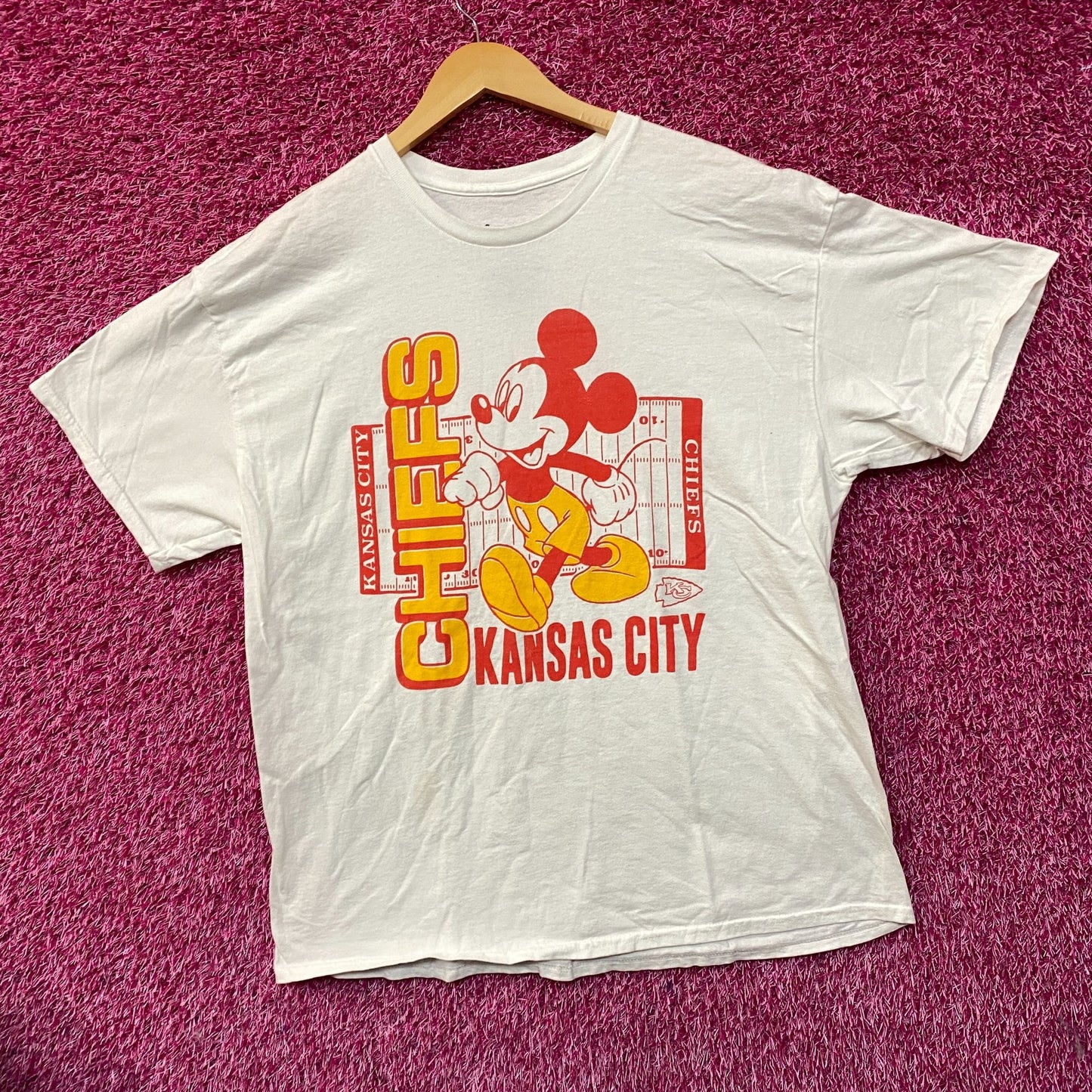 Disney x Junk Food NFL Kansas City Chiefs Mickey Mouse Field T-Shirt Large