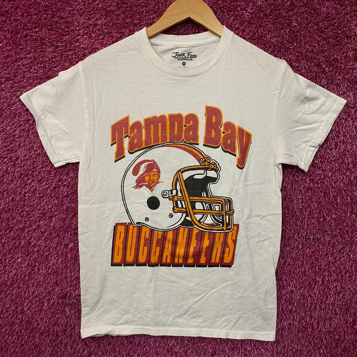 Junk Food Tampa Bay Buccaneers Throwback Helmet Flea Market Tee XS