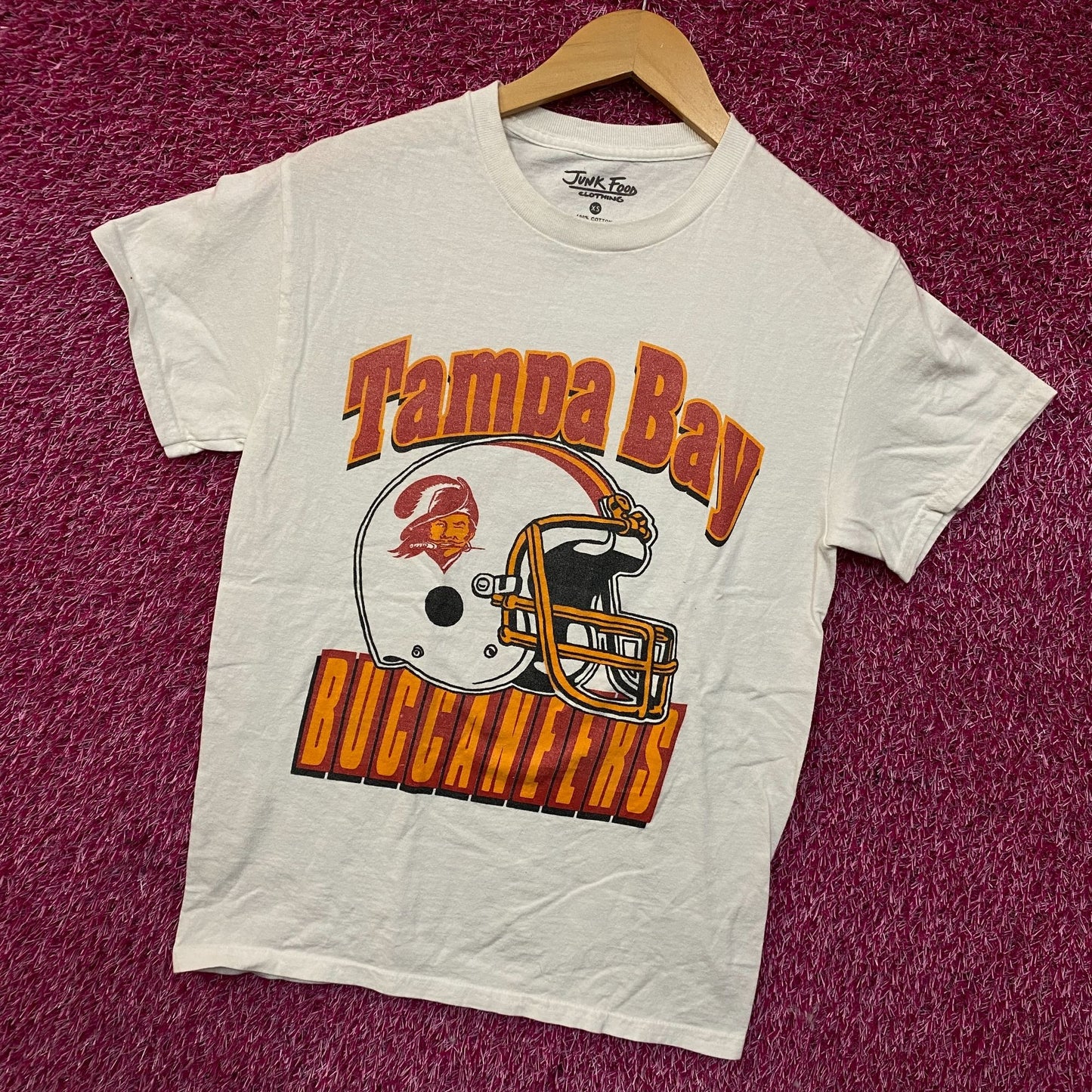 Junk Food Tampa Bay Buccaneers Throwback Helmet Flea Market Tee XS