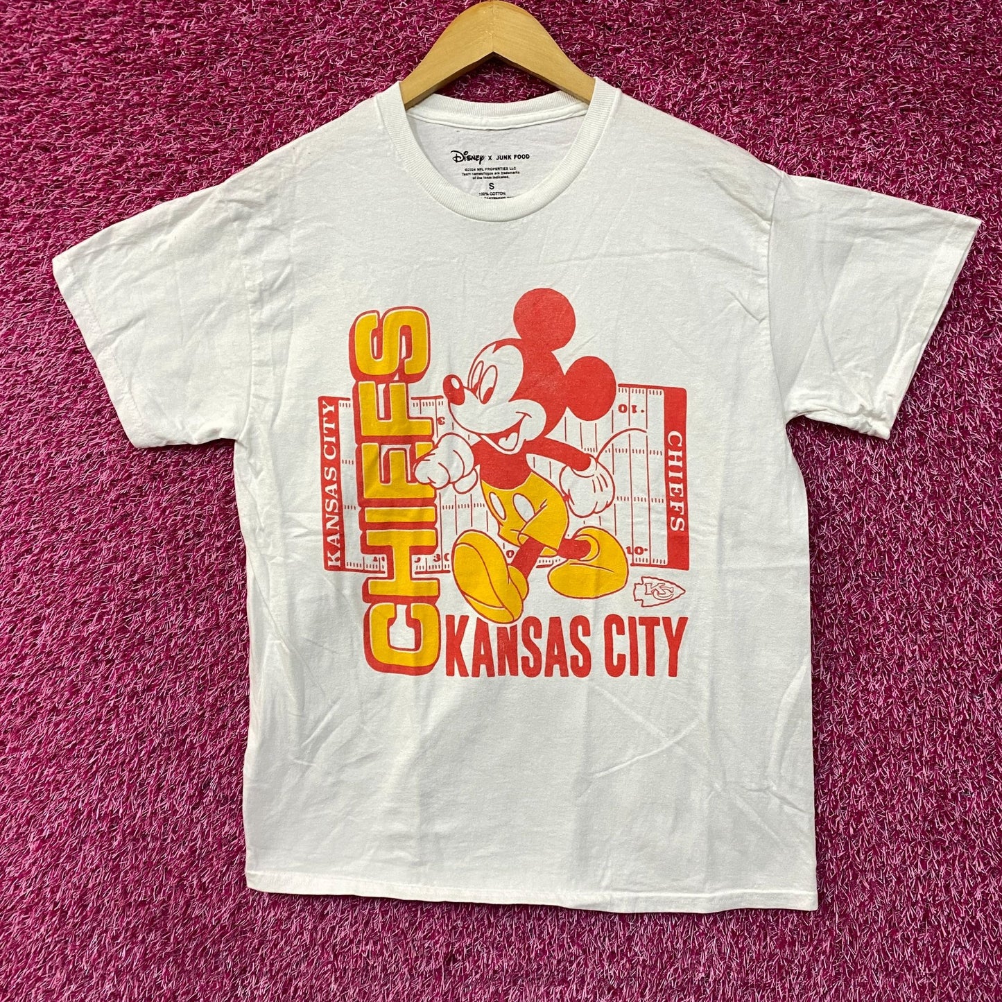 Disney x Junk Food NFL Kansas City Chiefs Mickey Mouse Field T-Shirt Small