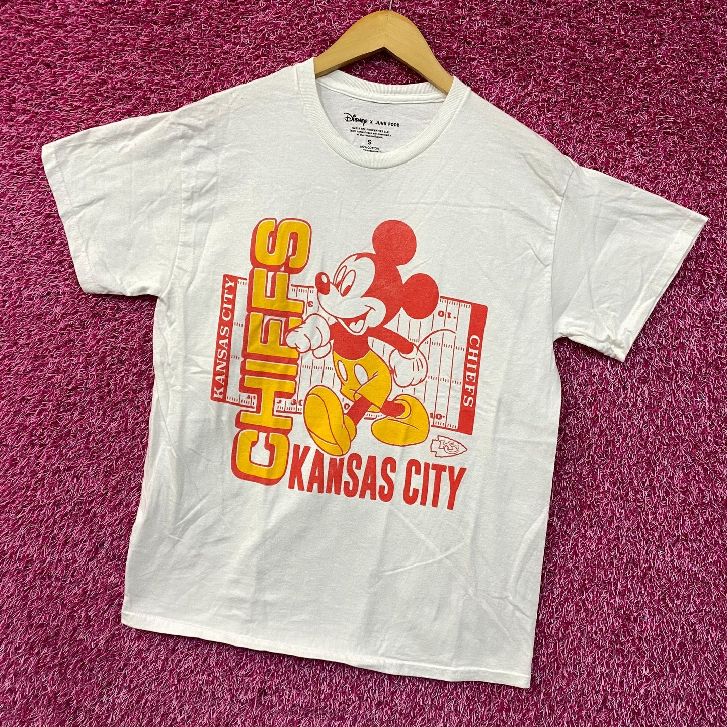 Disney x Junk Food NFL Kansas City Chiefs Mickey Mouse Field T-Shirt Small